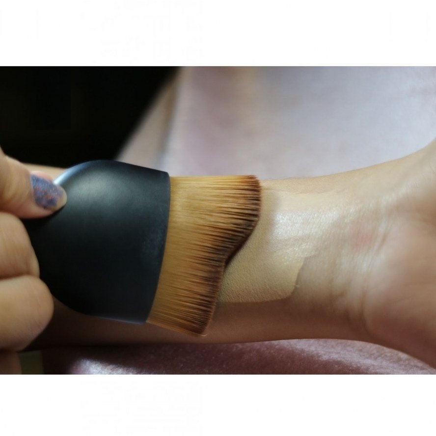 ขายแปรงแต่งหน้า เกลี่ยรองพื้น เนียนนุ่ม เกลี่ยรองพื้นง่ายมาก ต้องลอง curved brush makeup